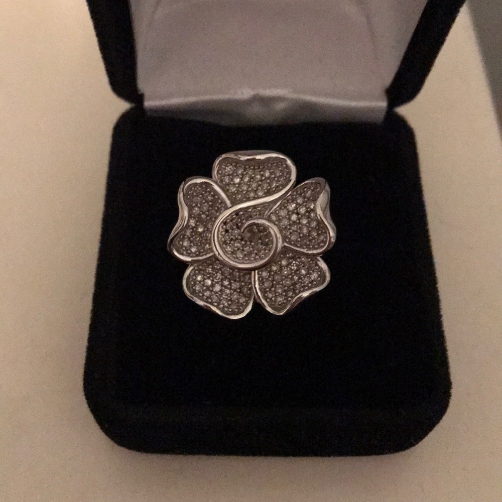 Flower ring with cz’s inside leaf.